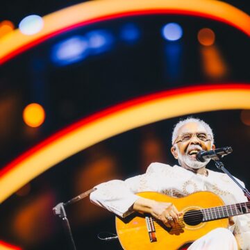 Gilberto Gil celebra aniversário com lançamento do primeiro de quatro volumes de “Tempo Rei – Ao Vivo”; ouça