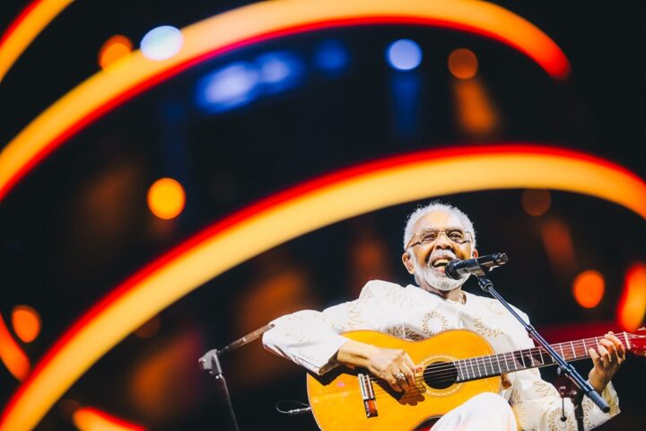 Gilberto Gil celebra aniversário com lançamento do primeiro de quatro volumes de “Tempo Rei – Ao Vivo”; ouça