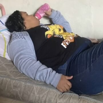 Mulher de 37 anos que fingiu ter 12 ganhou até Mounjaro de família que a adotou