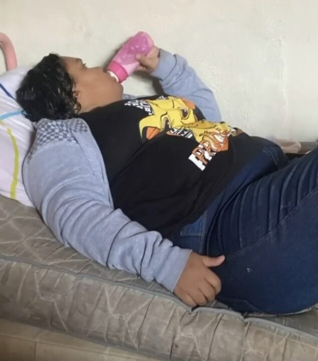Mulher de 37 anos que fingiu ter 12 ganhou até Mounjaro de família que a adotou