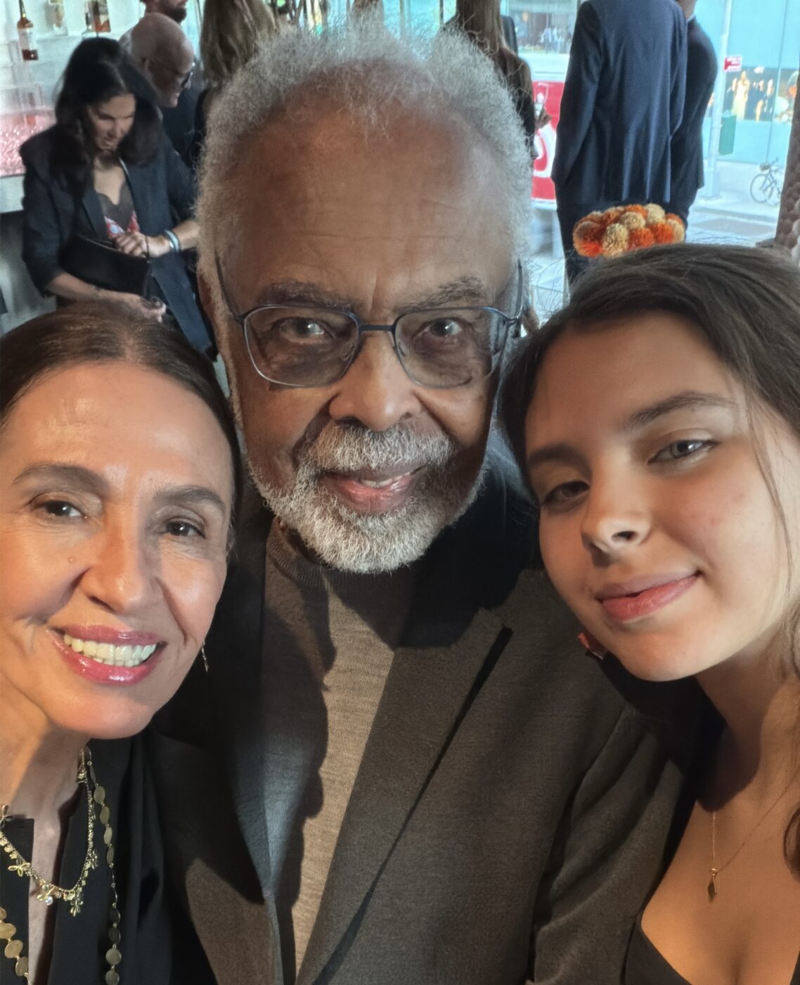 Sob olhares de Gilberto Gil e Flora, Flor Gil se forma no High School em Nova York