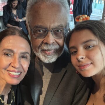 Sob olhares de Gilberto Gil e Flora, Flor Gil se forma no High School em Nova York