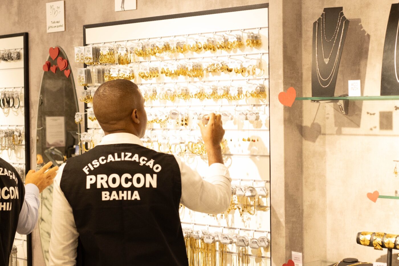 Procon intensifica fiscalização em lojas e motéis antes do Dia dos Namorados na Bahia