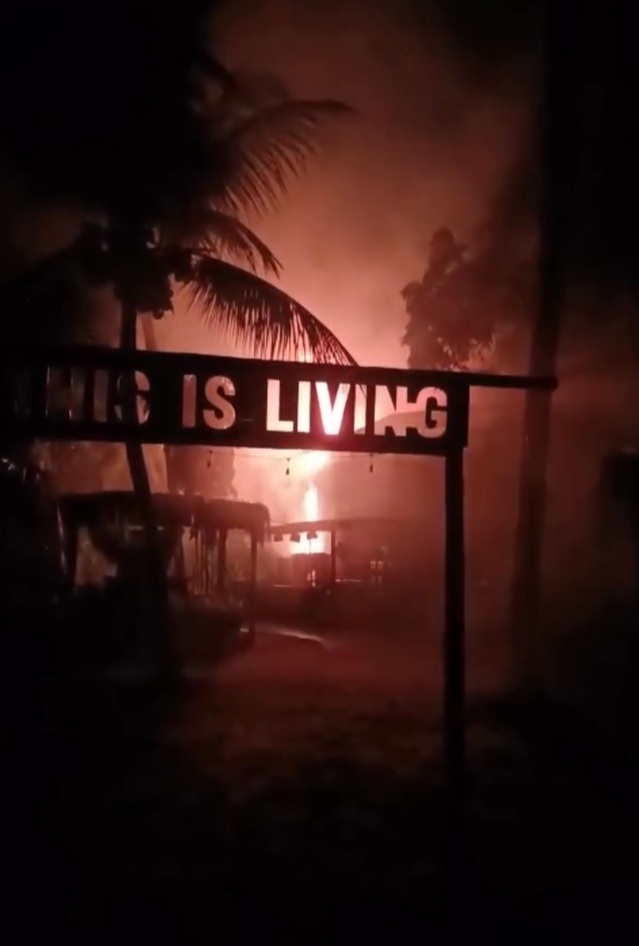 Fogo atinge parte de barraca de praia em Barra Grande, no sul da Bahia
