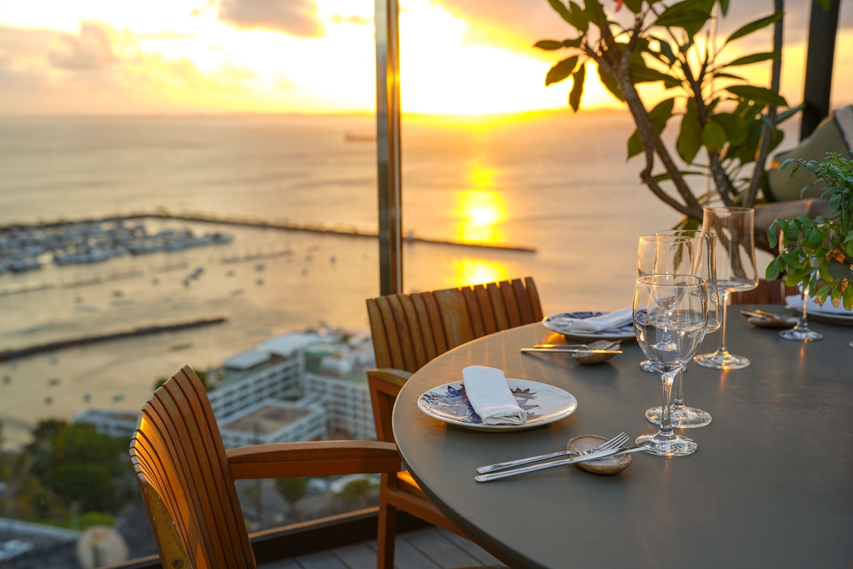 Restaurante em rooftop na Rua Chile promove jantar especial para o Dia dos Namorados
