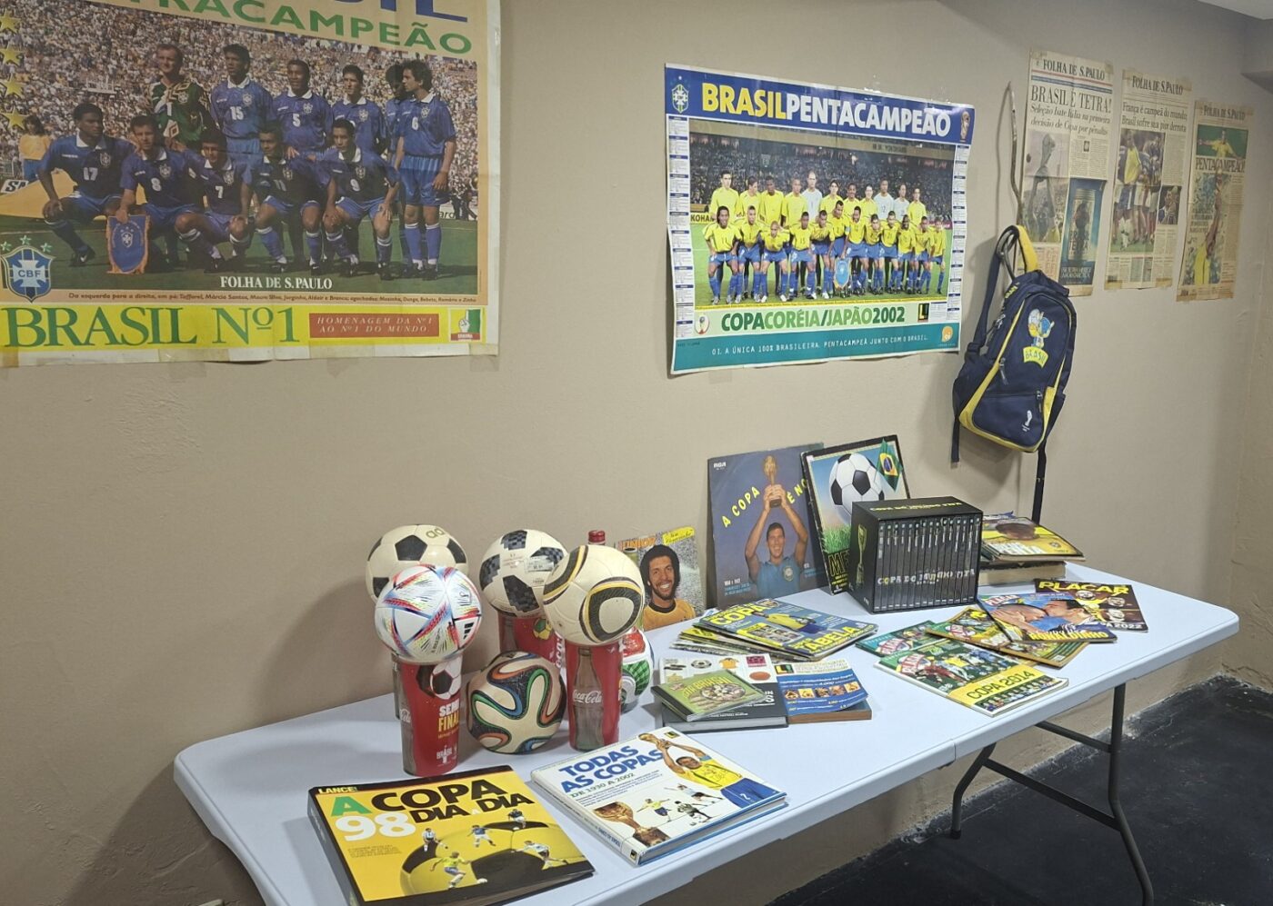Loja retrô no Rio Vermelho promove troca de figurinhas da Copa com exposição de relíquias do futebol
