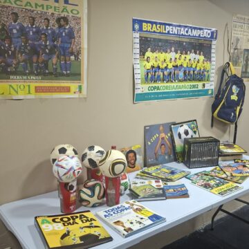 Loja retrô no Rio Vermelho promove troca de figurinhas da Copa com exposição de relíquias do futebol