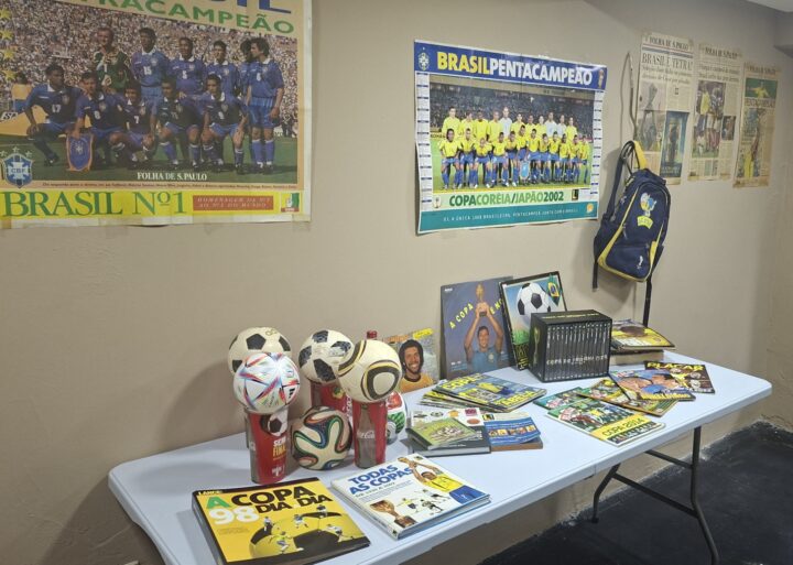 Loja retrô no Rio Vermelho promove troca de figurinhas da Copa com exposição de relíquias do futebol