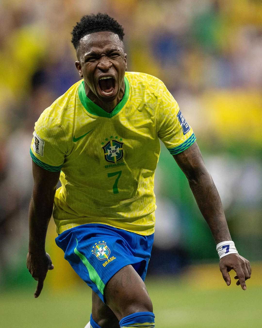 Revista americana destaca Vini Jr. como herdeiro de Pelé e voz global contra o racismo no futebol