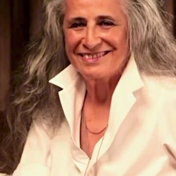 Maria Bethânia faz 80 anos e ganha homenagem da escola onde estudou em Santo Amaro; veja
