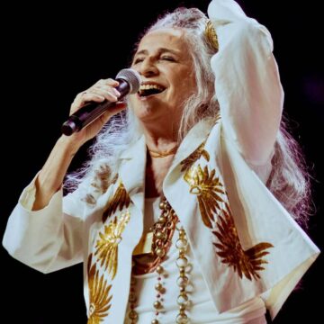 Maria Bethânia completa 80 anos e ganha homenagens em Salvador