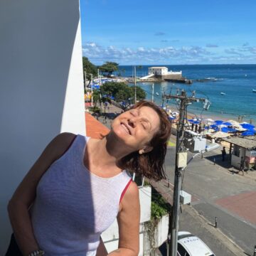 Zeze Polessa posa em Salvador após gravações: ‘Um descanso mais que necessário’