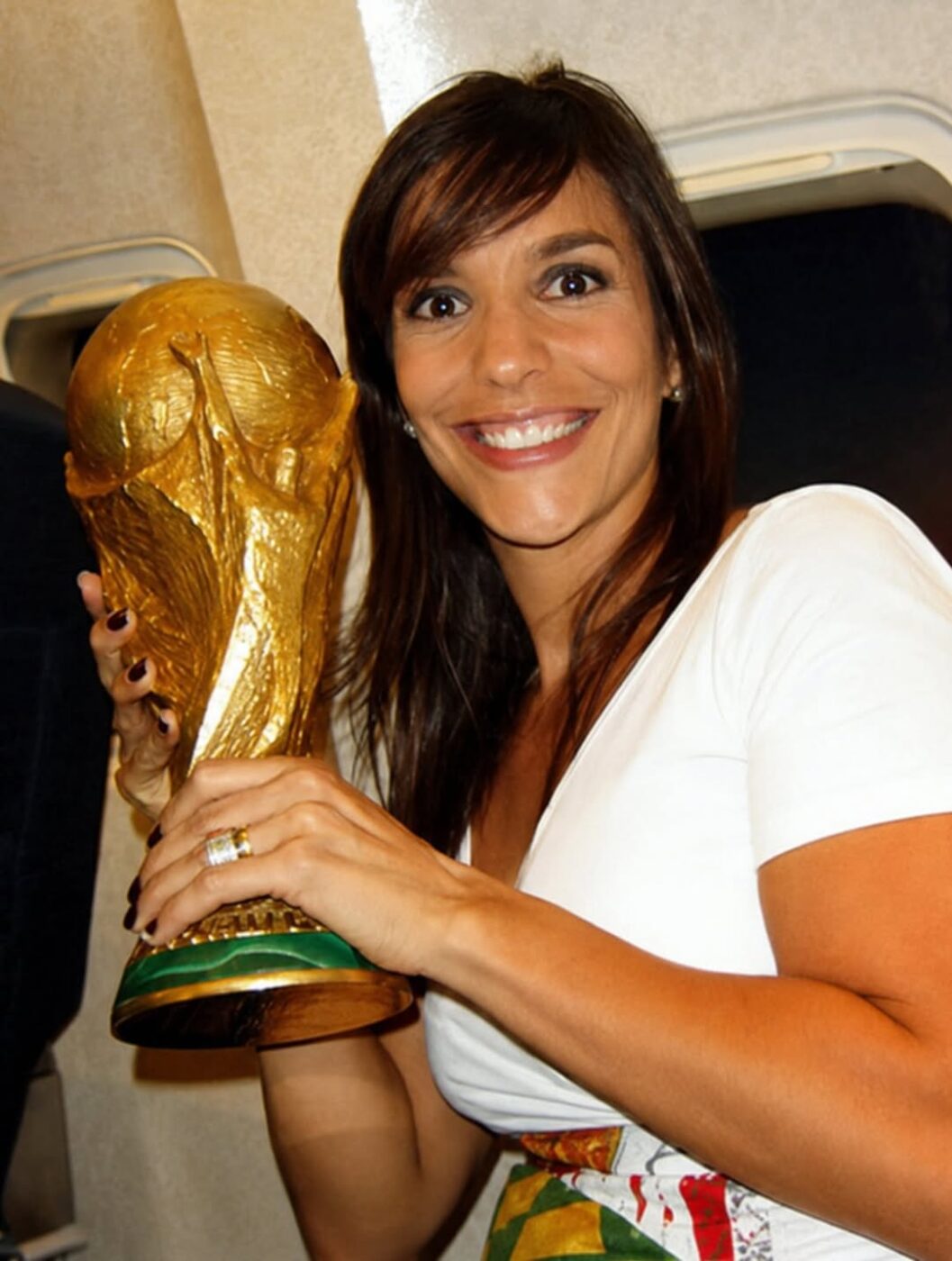Ivete Sangalo resgata fotos com a taça da Copa do Mundo e declara apoio à Seleção Brasileira