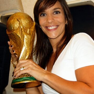 Ivete Sangalo resgata fotos com a taça da Copa do Mundo e declara apoio à Seleção Brasileira