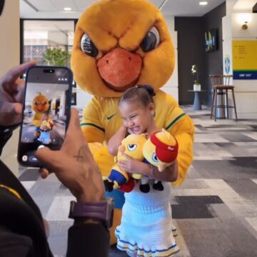 Filha de Neymar e Bruna Biancardi encanta ao conhecer mascote da Seleção Brasileira; veja vídeo