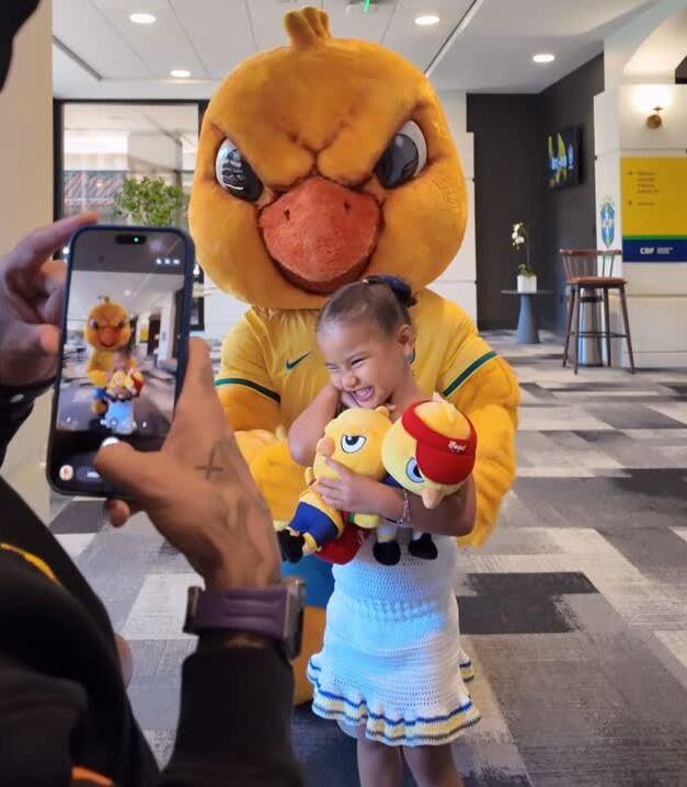 Filha de Neymar e Bruna Biancardi encanta ao conhecer mascote da Seleção Brasileira; veja vídeo