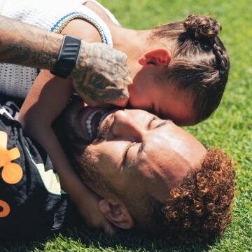 Neymar encanta com fotos ao lado de Mavie em treino da Seleção: “Renovando energias”
