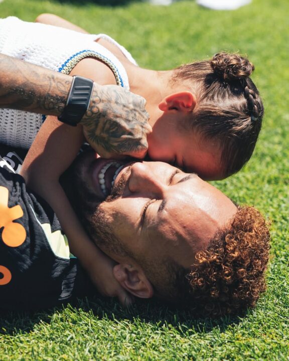 Neymar encanta com fotos ao lado de Mavie em treino da Seleção: “Renovando energias”
