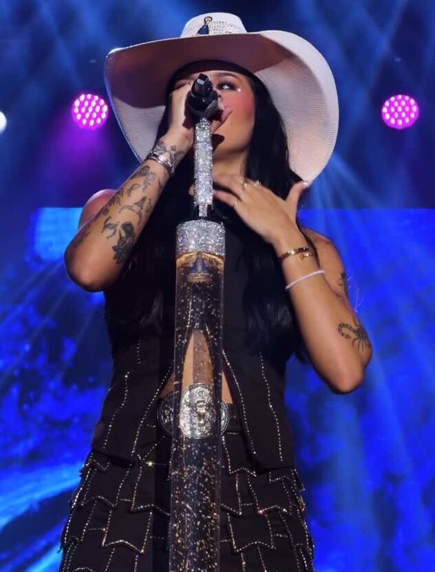 Ana Castela supera apagão e emociona público ao continuar cantando durante show na Bahia