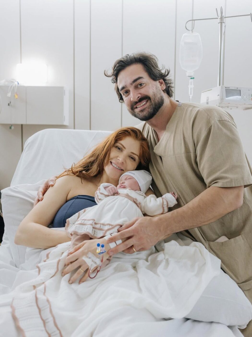 Após tratamento de FIV, ex-BBB Amanda Gontijo anuncia nascimento da primeira filha