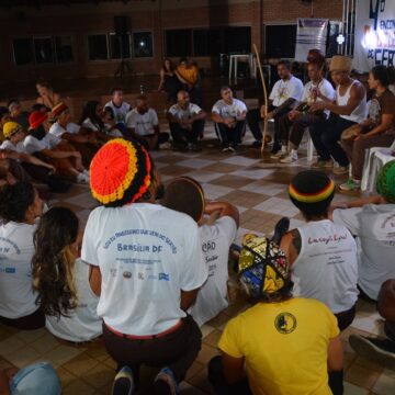 Mestres baianos levam capoeira e samba rural ao Festival QuilomBeat, em Alto Paraíso de Goiás