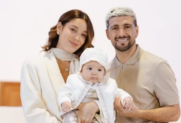 Antes da Copa do Mundo, Arrascaeta e Camila Bastiani celebram batizado do filho Milano