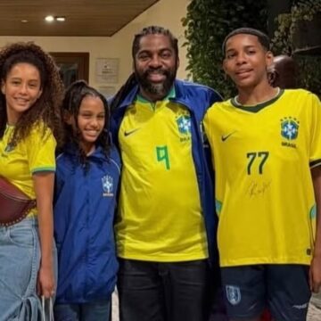 Tais Araújo e Lázaro Ramos vão com filhos para jogo do Brasil, e primogênito chama atenção pela altura