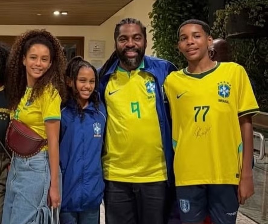 Tais Araújo e Lázaro Ramos vão com filhos para jogo do Brasil, e primogênito chama atenção pela altura