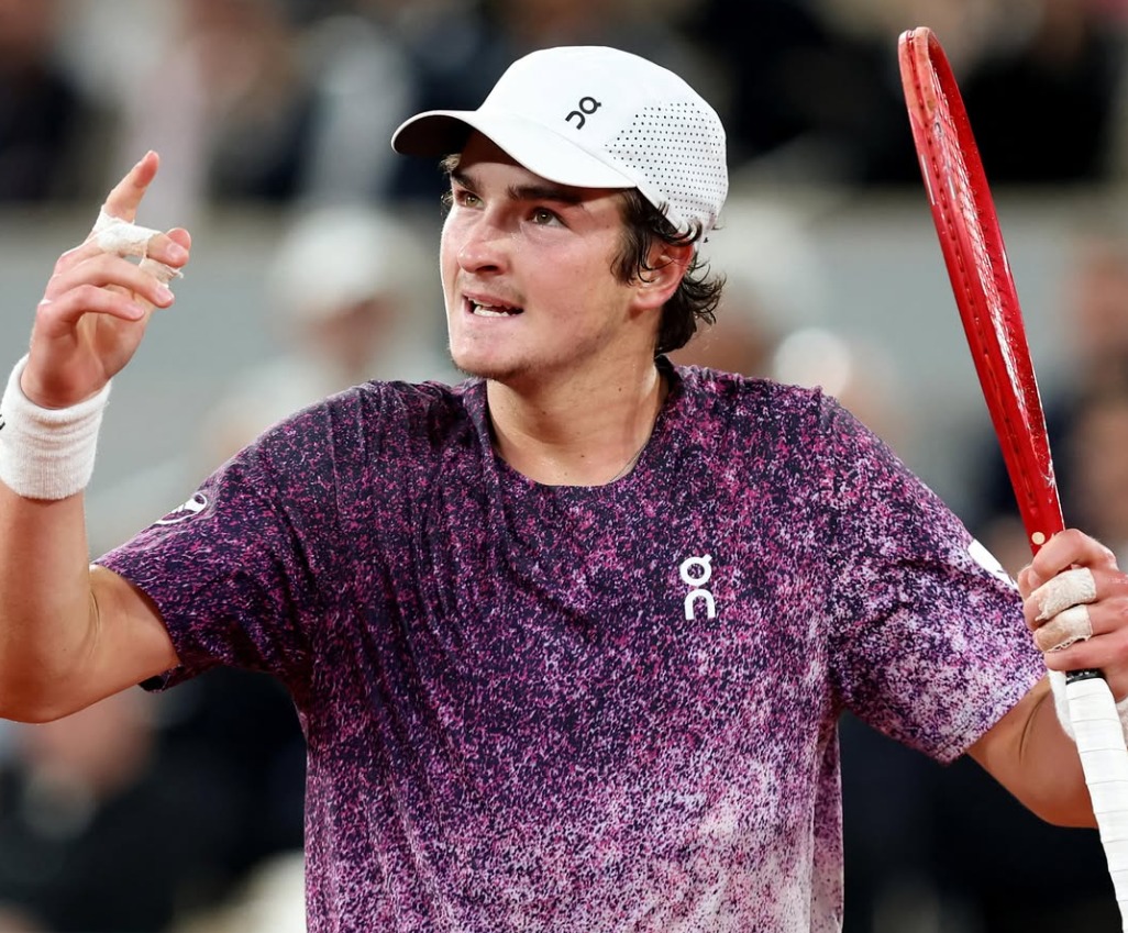 Valeu, João Fonseca! Brasileiro perde para Jakub Mensik e cai nas quartas de final de Roland Garros