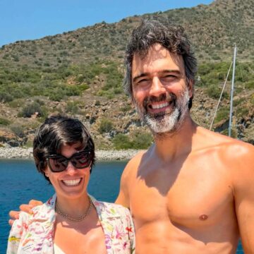 Tadeu Schmidt abre álbum de fotos de viagem com a esposa e detalhe chama atenção: ‘Caprichou’