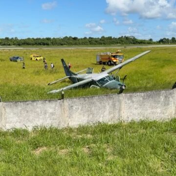 Avião da FAB sai da pista durante pouso no aeroporto de Porto Seguro; oito voos são cancelados