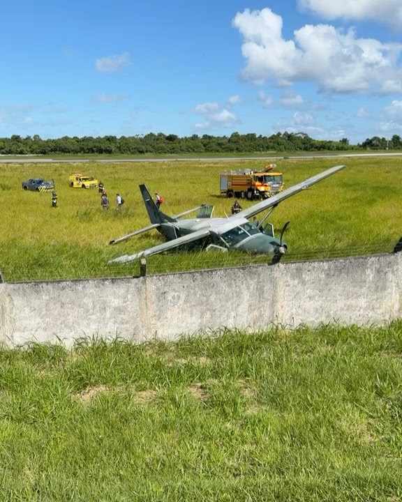 Avião da FAB sai da pista durante pouso no aeroporto de Porto Seguro; oito voos são cancelados