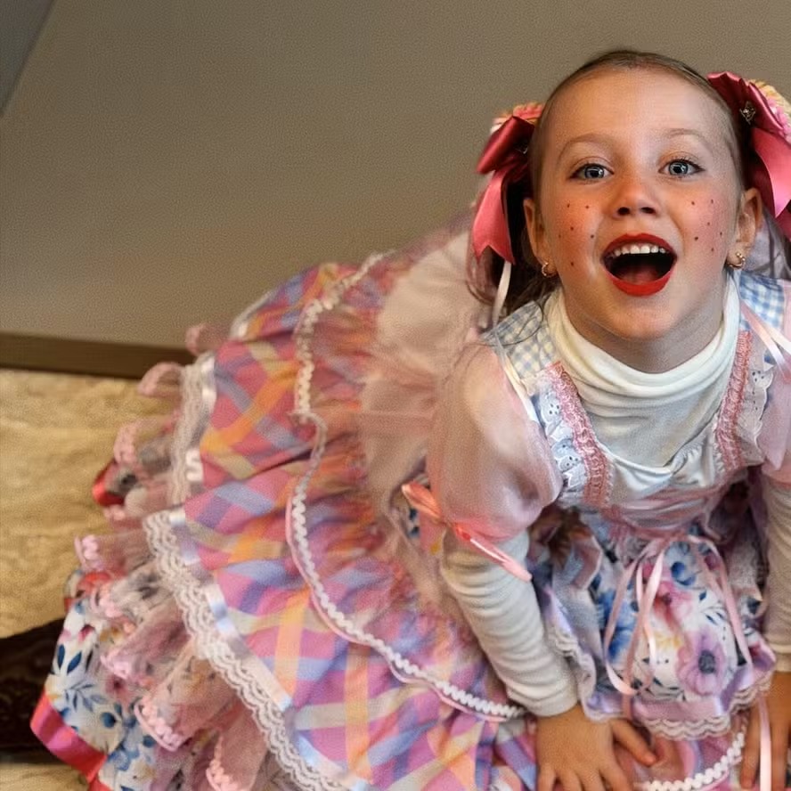 Ana Paula Siebert faz festa junina de última hora e mostra Vicky Justus com roupa típica: ‘Do nada!’