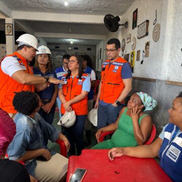 Vice-prefeita acompanha assistência a famílias após desabamento em Pirajá