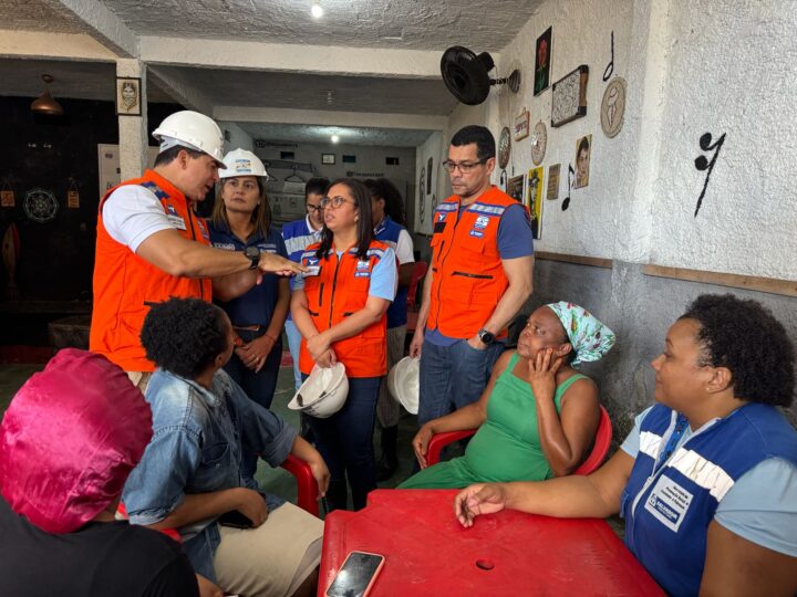 Vice-prefeita acompanha assistência a famílias após desabamento em Pirajá