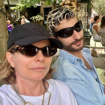Debora Bloch compartilha fotos com o filho durante viagem a Londres