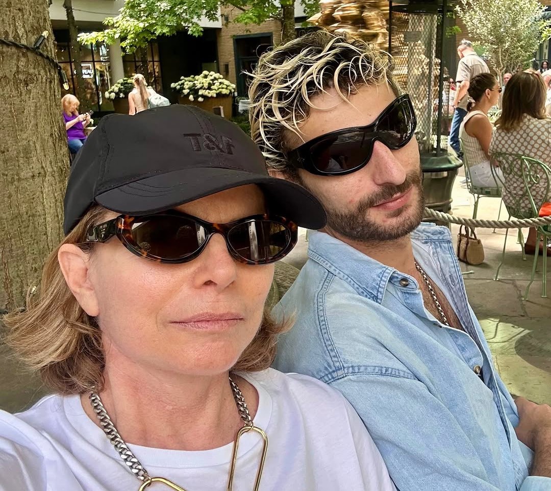 Debora Bloch compartilha fotos com o filho durante viagem a Londres