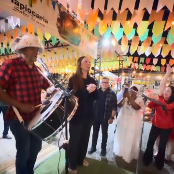 Solange Almeida surpreende fãs ao cantar em tapiocaria de Barreiras antes de show na Bahia