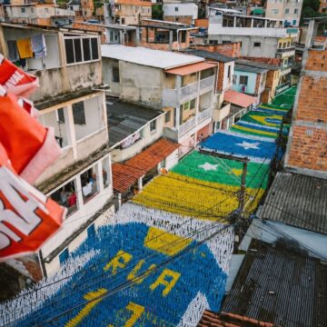 Rua em Salvador mantém tradição e se transforma com decoração para a Copa do Mundo