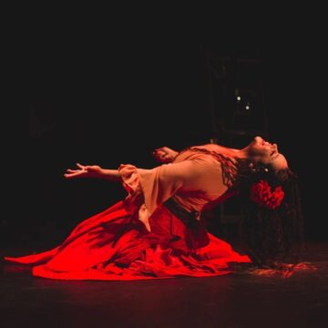 Espetáculo em Salvador usa dança e a figura da Pombogira para discutir violência contra a mulher