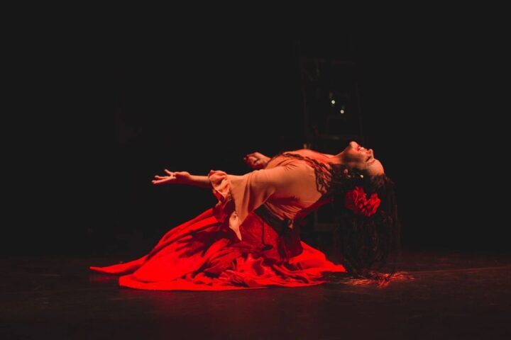 Espetáculo em Salvador usa dança e a figura da Pombogira para discutir violência contra a mulher