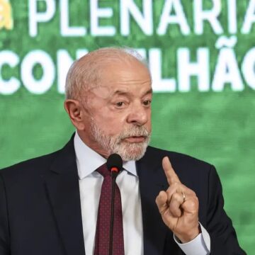 Governo estuda devolução de celular roubado nos Correios, diz Lula