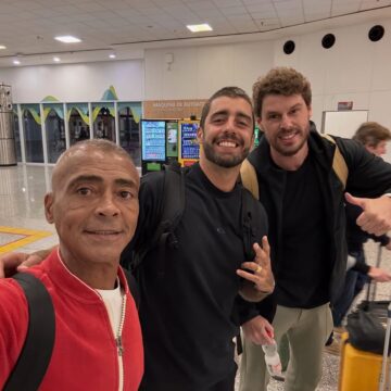 ‘Partiu Copa’: Romário compartilha foto com Pedro Scooby e Bruninho em aeroporto do Rio