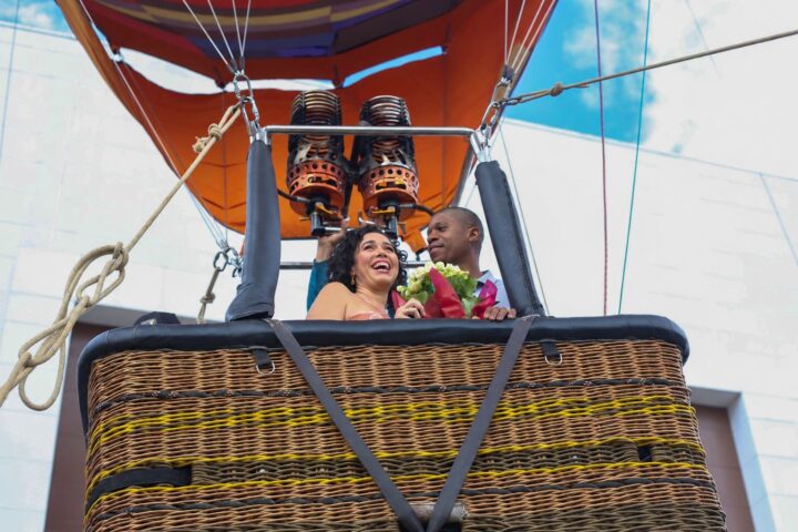 Dia dos Namorados: Baiano faz pedido de casamento para a amada durante passeio de balão em Salvador