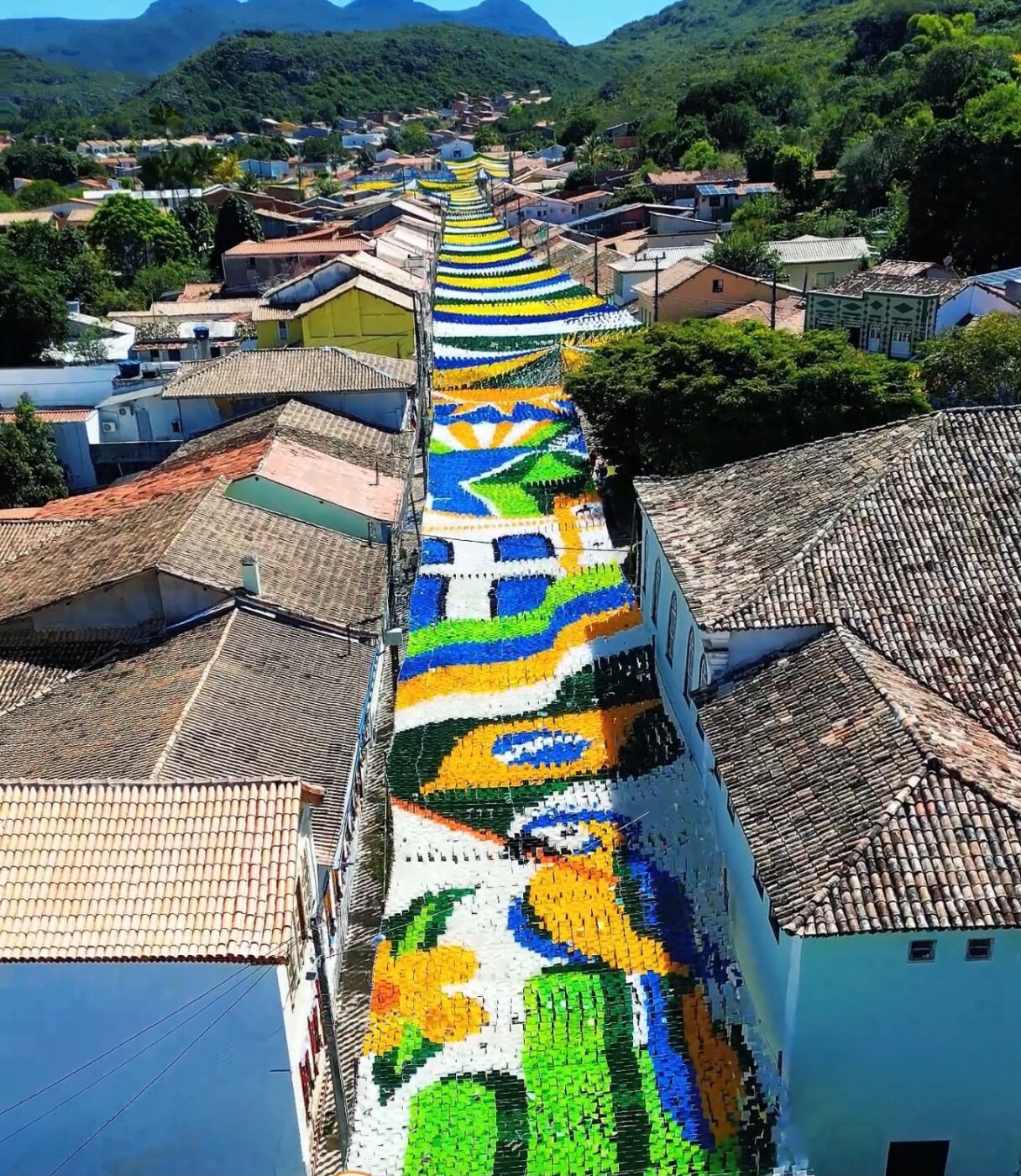 Cidade da Chapada Diamantina chama atenção com decoração junina de quase 20 mil m²
