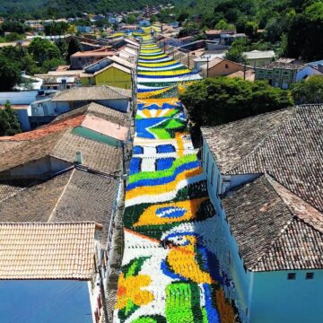 Cidade na Chapada Diamantina chama atenção por decoração junina de quase 20 mil m²