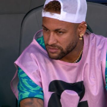 Neymar chama atenção ao surgir com joias durante estreia do Brasil na Copa do Mundo