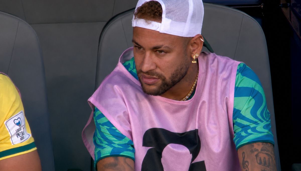 Neymar chama atenção ao surgir com joias durante estreia do Brasil na Copa do Mundo