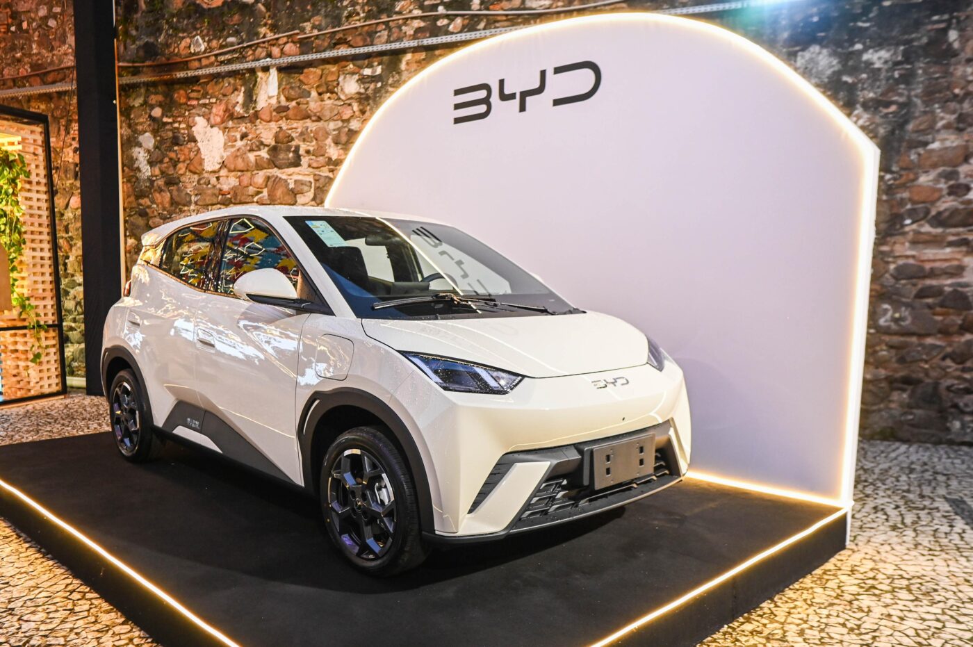 Produzido em Camaçari, BYD Dolphin Mini é destaque no Arraiá do Alô Alô Bahia