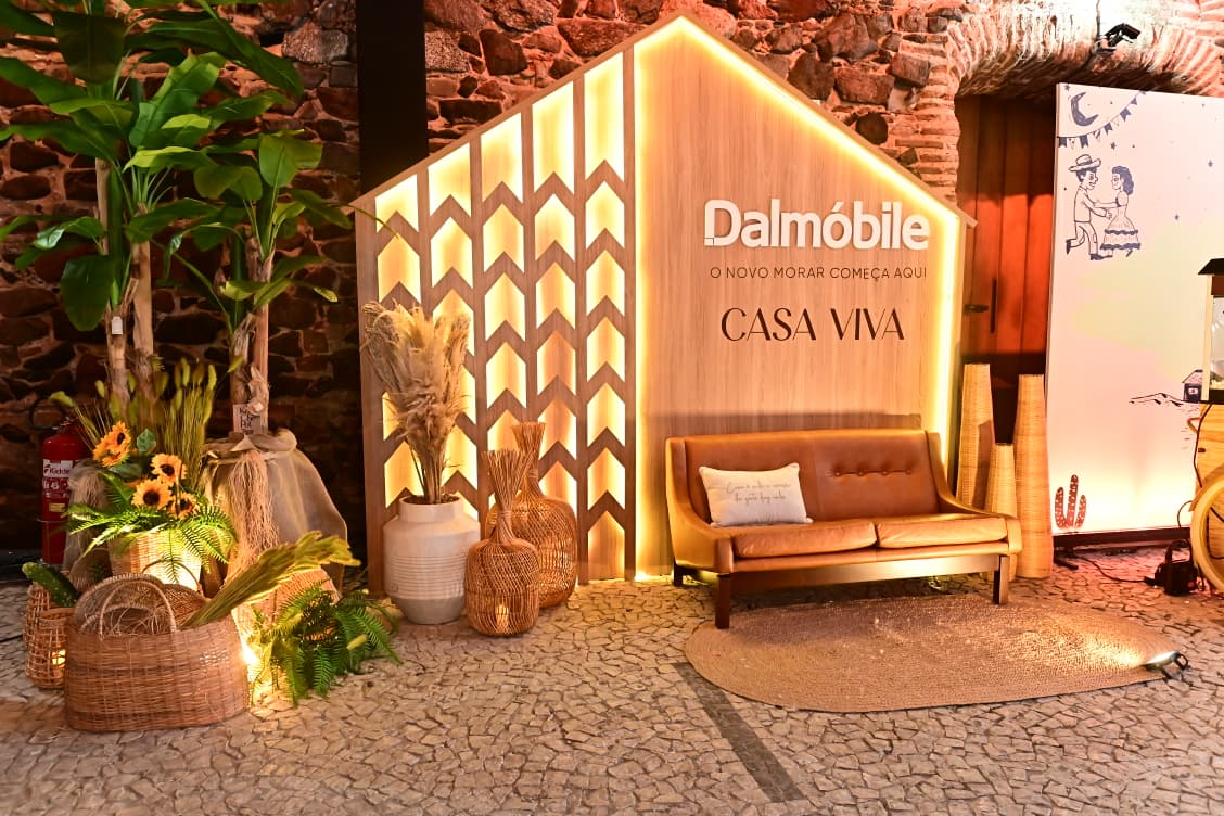 Dalmóbile leva conceito Casa Viva ao Arraiá do Alô Alô Bahia com lounge inspirado no morar contemporâneo